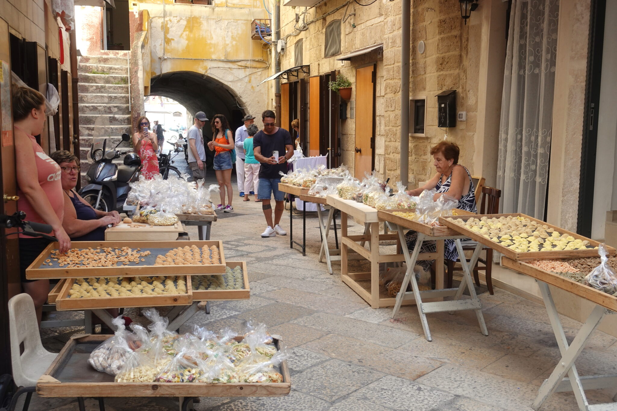 Altstadt von Bari: Mit unglaublicher Geschwindigkeit stellen Frauen die traditionellen Orecchiette her