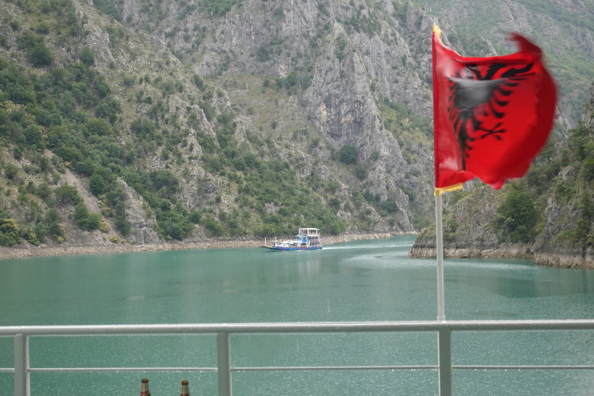 Navigieren zwischen steilen Felsen: Mit der Fähre durch den Konan-Stausee