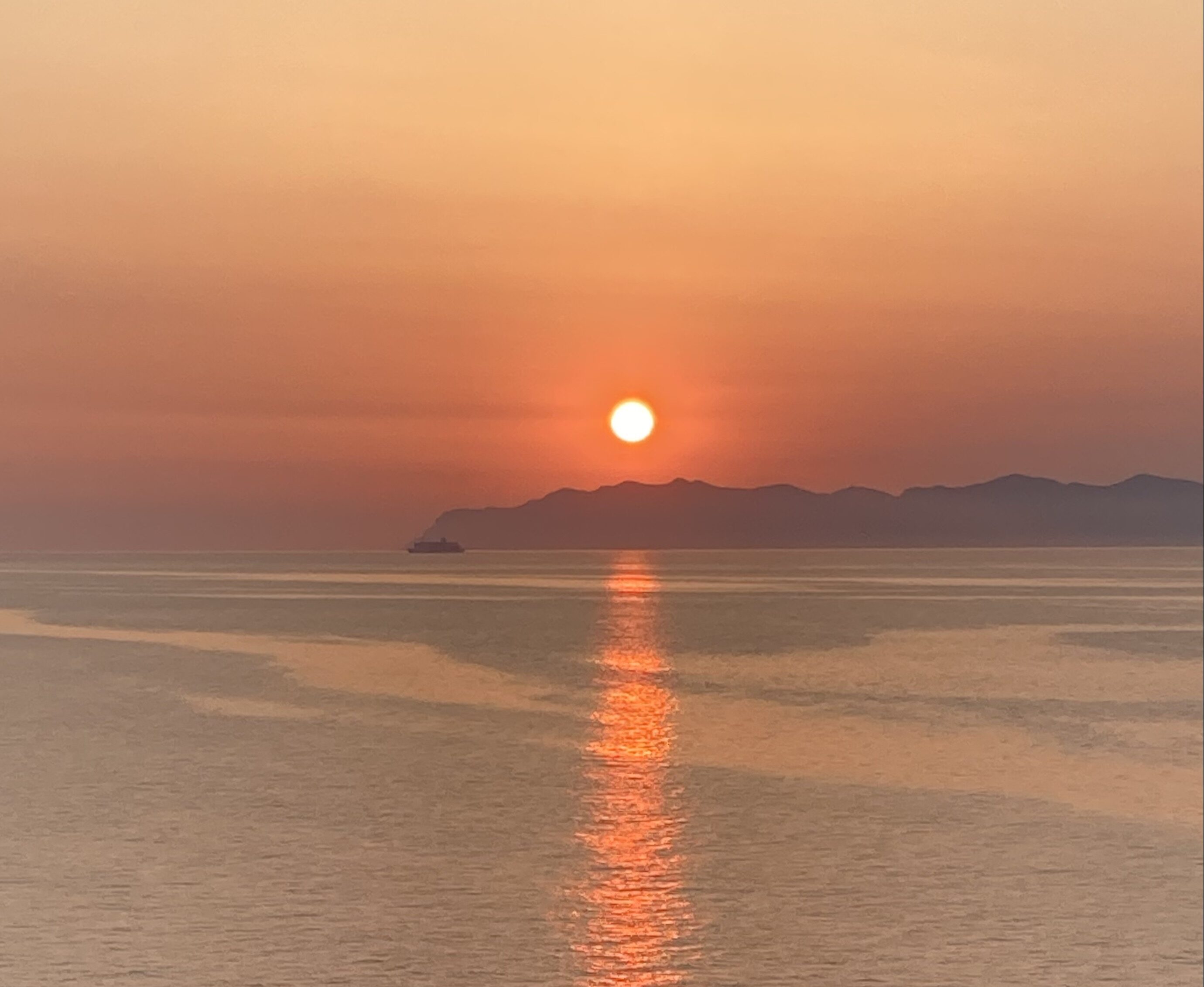 Erste Silhouette der Insel