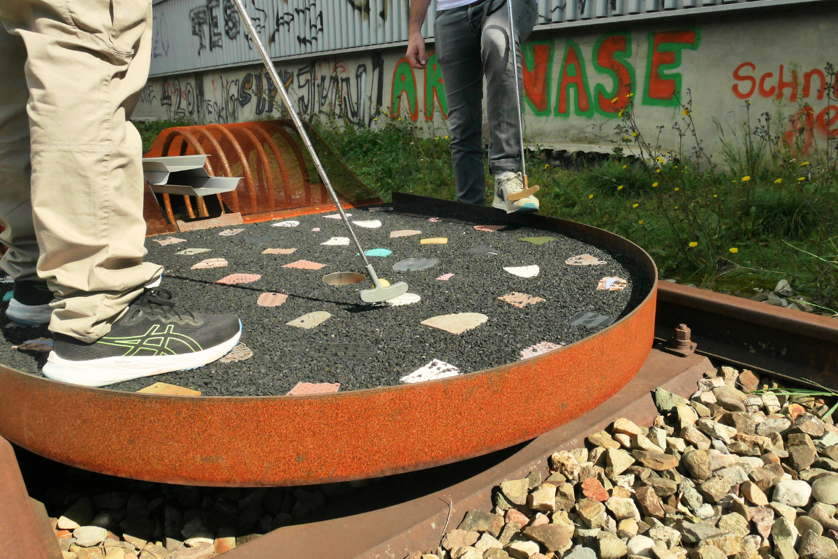 Urbaner Mini Golf Kurs, der aus ausschliesslich recycelten Materialen besteht