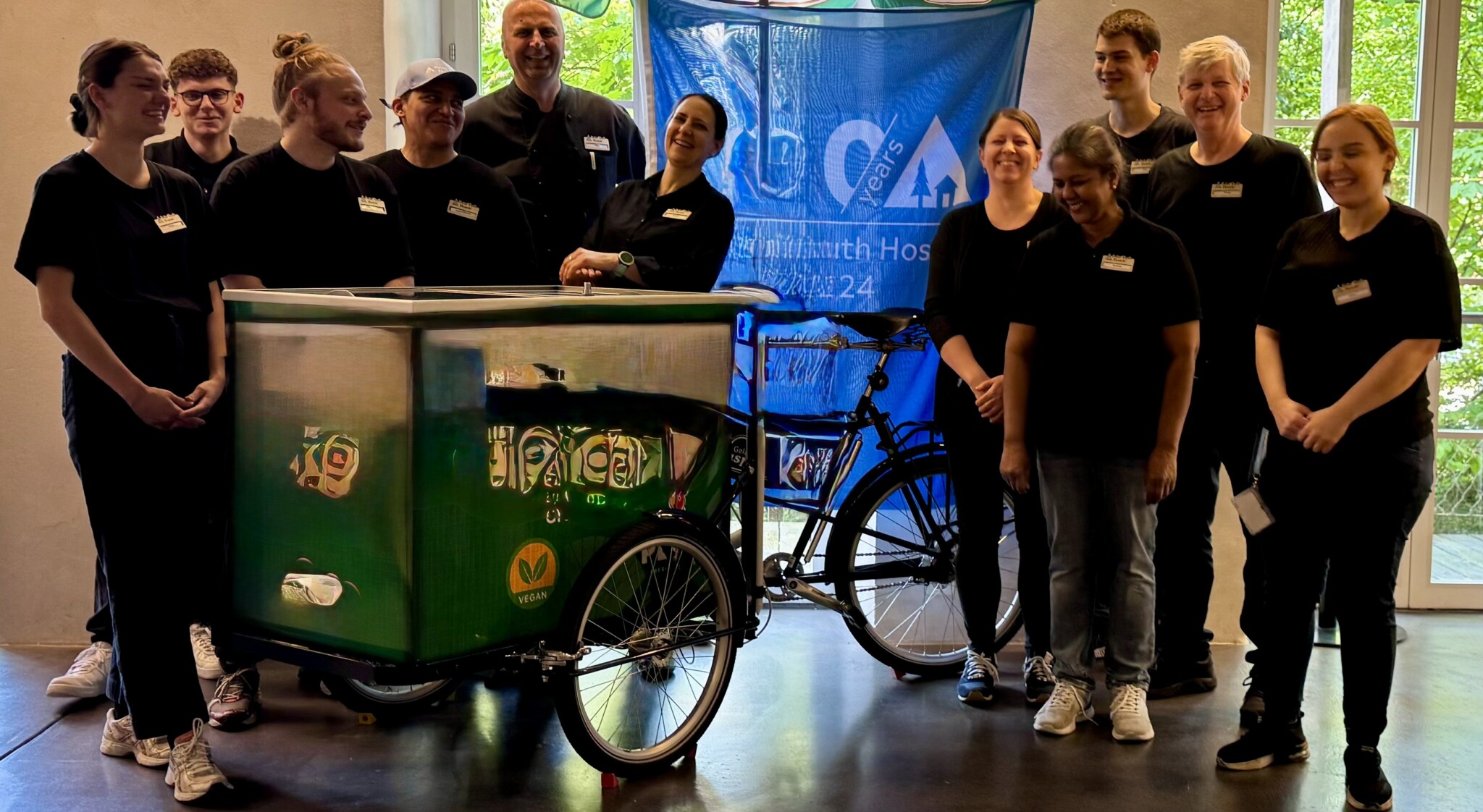 Team von der Jugi St. Alban mit Hostel Manager Tobias Wettstein (zweiter von rechts)