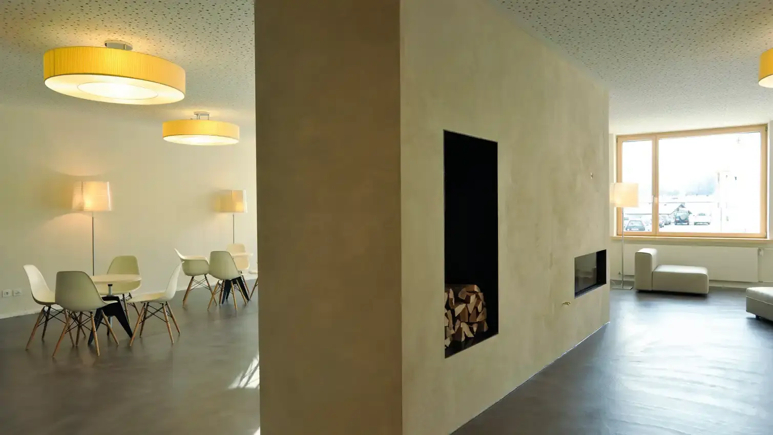 Auch im Innenraum bestimmen naturbelassene Werkstoffe das Erscheinungsbild © Schweizer Jugendherbergen | Michel van Grondel