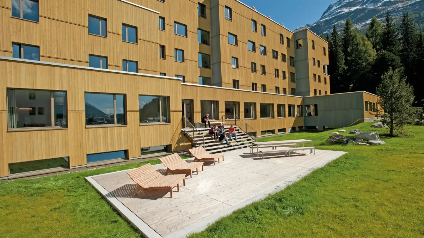 Jugendherberge St. Moritz Sommer-Aussenansicht © Michel van Grondel